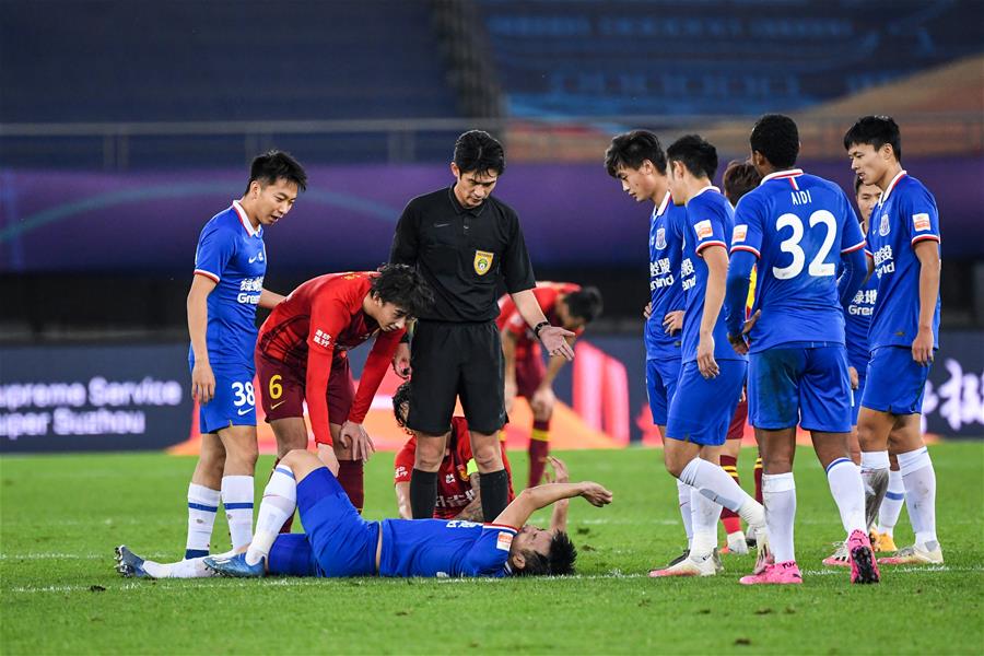 边后卫内收 边后卫内收